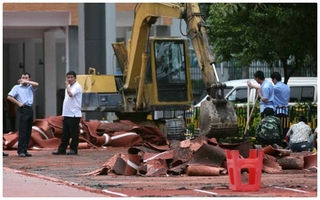 Đường chạy thể dục tại trường tiểu học nhiễm chất độc hại chết người
