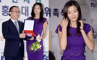 Jeon Ji Hyun gượng cười khi xuất hiện giữa "bão" tẩy chay