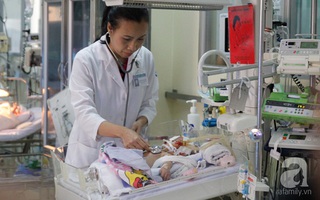Nghẹt thở với hình ảnh bác sĩ rút lưỡi dao ra khỏi não bé trai 12 ngày tuổi