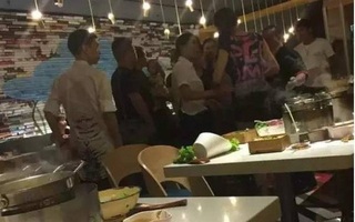 Khách hàng bị nhân viên dội nước lẩu sôi lên đầu vì đòi... gặp quản lý