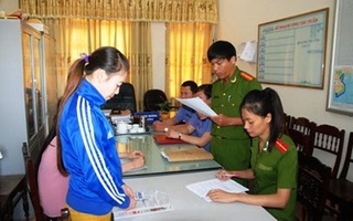 Khởi tố 2 bảo mẫu đánh, trói, nhét giẻ vào miệng bé 15 tháng tuổi