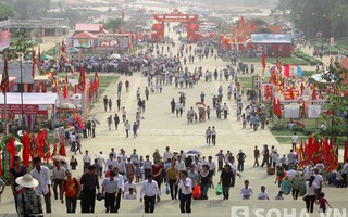 Hàng vạn người đội nắng dâng hương các Vua Hùng