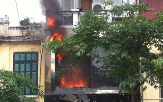 Hà Nội: Hỏa hoạn thiêu rụi ảnh viện áo cưới ở Phố Huế