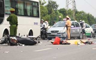 Hà Nội: Về nghỉ hè, một nữ sinh viên bị xe khách cán tử vong