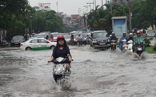 Nước ngập bốn bề: Dân công sở - người đi tiếp, người ngậm ngùi quay về