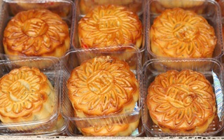 Bánh Trung Thu hạ giá 2.000 đồng/chiếc, mua 10 tặng 1