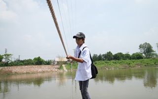 Hà Nội: Học sinh oằn lưng đu dây vượt sông tìm con chữ