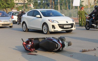 Hà Nội: 2 xe máy đâm nhau, 3 người nguy kịch