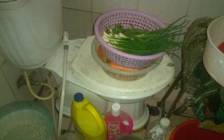 Đằng sau một quán bún chả đông khách ở Hà Nội
