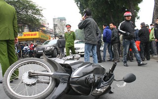 Hà Nội: Gây tai nạn liên hoàn rồi bỏ chạy, lái xe quỳ khóc như trẻ nhỏ