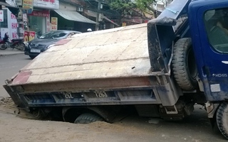 Hà Nội: “Hố tử thần” nuốt xe tải, lái xe hoảng loạn nhảy khỏi ca-bin