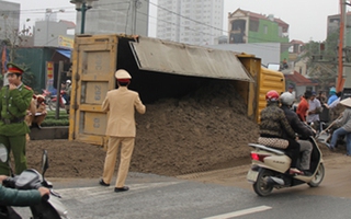 Hà Nội: Xe tải lật, tài xế bất tỉnh, cát tràn ra đường