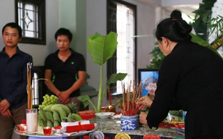 Mẹ cháu bé 8 tuổi chết ở BV Nhi Trung Ương ngã quỵ bên quan tài con