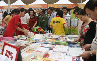 Hà Nội: Người dân ùn ùn đi mua sách giảm giá