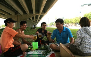 Người Hà Nội "ăn, ngủ, nghỉ" dưới gầm cầu trốn nắng nóng