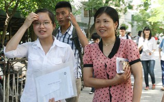 Phụ huynh ngồi tính toán chi tiêu trong buổi sáng làm thủ tục thi Đại Học