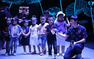 Dàn mẫu nhí đổ bộ sân khấu Tuần lễ thời trang quốc tế Việt Nam 2016