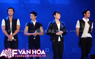 Ít khán giả, 2AM vẫn bật khóc vì "độ cuồng" của fan Việt 