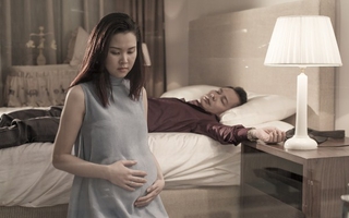 Tình cảnh trớ trêu và phán xét chết điếng của chồng về cái thai "dư tháng"