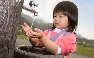 Tuyệt chiêu rèn thói quen rửa tay thường xuyên cho bé