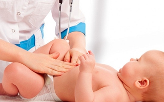 Khám định kỳ cho trẻ sau sinh: Không chỉ có cân, đo và tiêm phòng