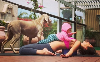 Những bức ảnh mẹ và bé tập yoga khiến hàng nghìn người yêu thích