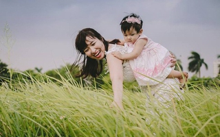 Bộ ảnh “thiên thần nhỏ” ngọt ngào mẹ Việt dành tặng con gái 1 tuổi