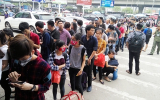 Hàng nghìn người nhịn đói, xếp hàng 6 tiếng đồng hồ chờ mua vé xe đi Hạ Long nghỉ lễ