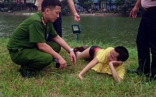 Nam thanh niên nghi "ngáo đá" bơi ra Tháp Rùa nằm tạo dáng "nàng tiên cá"