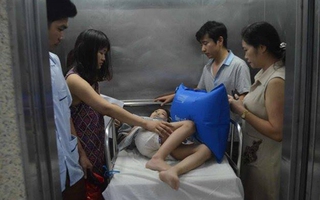 Vụ chìm tàu tại Đà Nẵng: 16 trẻ em cấp cứu trong bệnh viện, 2 em suy hô hấp