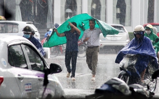 Người Hà Nội thích thú với cơn mưa "vàng" giải nhiệt giữa trưa oi bức