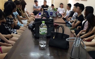 Hà Nội: 20 kiều nữ chân dài ăn mặc mát mẻ làm "dịch vụ" bị tạm giữ