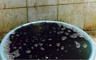 Nước bẩn đen như mực, cặn lắng như bùn khiến hàng nghìn sinh viên kêu cứu