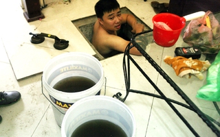 Hà Nội: Mất nước kéo dài, dân phải nhịn đi vệ sinh, hứng nước điều hòa dội bồn cầu