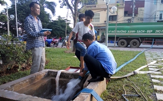 Thiếu nước sạch, hàng trăm cư dân phải xách từng xô nước lên chung cư để dùng