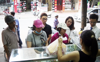 Hà Nội: Chen chân xếp hàng mua bánh trung thu cổ truyền để cúng ngày đầu tháng