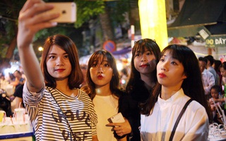 Hà Nội: Đường phố đông nghẹt người đi chơi Tết trung thu, trẻ nhỏ mệt nhoài vì nóng bức