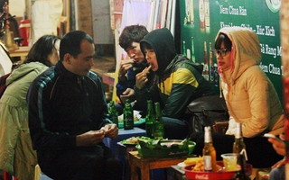 Quán ăn đêm Hà Nội hốt bạc khi trời trở lạnh, bán tới nửa đêm vẫn đông nghịt khách