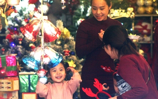 Người Hà Nội tấp nập mua đồ trang trí Noel ở Phố Hàng Mã