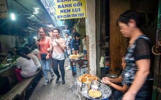 Ngày cuối năm, các quán ăn thi nhau tăng giá 