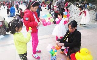 Ngày nghỉ lễ đầu tiên, khu vui chơi chật kín người