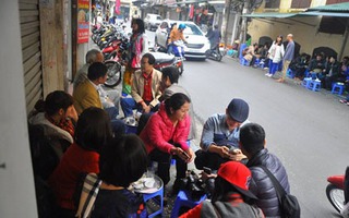 Hàng quán cafe tấp nập ngay từ sáng mùng 1 Tết