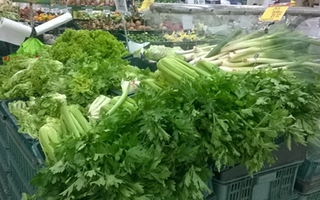 Hà Nội: Giá rau xanh ở chợ tăng vọt, khách mua tìm đến siêu thị