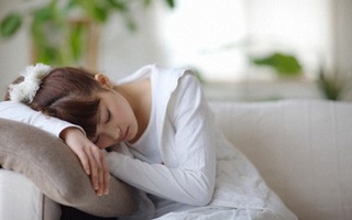 Nhiều đêm, tôi phải đứng bên ngoài chờ họ xong việc mới được vào 