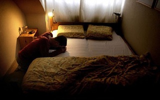 Nửa đêm đi ngang phòng ngủ, tôi không thể tin được những gì mình nhìn thấy 