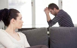 Vừa tới cửa thăm bố mẹ chồng, vợ tôi đã khiến cả nhà giận tím mặt 
