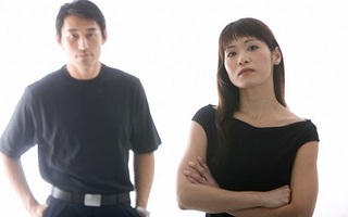 Sốc vì vợ bô bô kể: "Anh ấy ốm quặt quẹo cả tháng nay, có đụng chạm được vào vợ đâu"