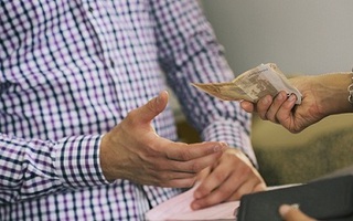 Dọn nhà, tôi phát hiện túi tiền 60 triệu và khi tra hỏi thì thấy vẻ mặt méo xệch của chồng 