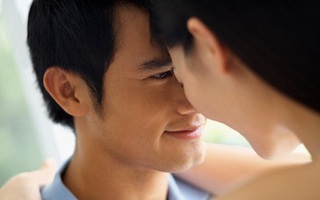 Vừa vào đến phòng, tôi không ngờ chị dùng chân đóng cửa lại và ghì chặt lấy tôi 