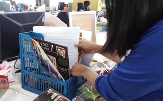 Đỏ mặt khi thu dọn đồ đạc của đồng nghiệp cũ